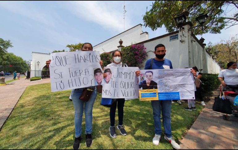 Esta es la cuarta protesta en el mes que llega a casa Jalisco para exigir ahí ayuda de las autoridades estatales. EL INFORMADOR / R. Bobadilla