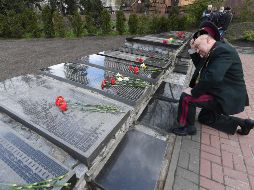 Un hombre que participó en las labores de liquidación en Chenóbil acude al monumento en memoria de las víctimas de catástrofe nuclear en Kiev, Ucrania. AFP/S. Supinsky