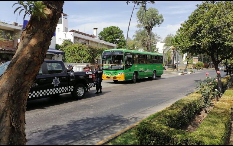 El chofer se detuvo en el cruce de la avenida Guadalupe y la calle San Uriel, hasta donde llegaron a prestar apoyo las autoridades municipales. ESPECIAL