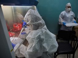 El especialista señala que la aplicacíon de pruebas PCR permite tener una vigilancia y secuenciación de las variantes del virus que se presentan en el país. AFP / Y. Lage