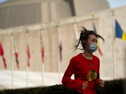 El cambio indica que se puede no usar cubrebocas al aire libre, siempre y cuando nos se trate de espacios donde haya grandes multitudes. AFP / ARCHIVO