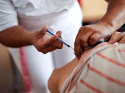 Detallan que en la primera semana de mayo iniciará la aplicación de la vacuna a este grupo poblacional. XINHUA / ARCHIVO