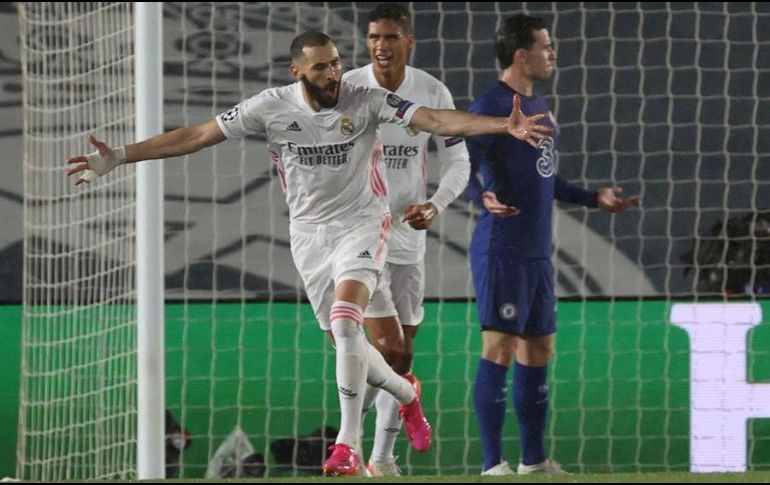 El delantero francés del Real Madrid, Karim Benzema, celebra el primer gol del equipo madridista durante el encuentro celebrado en el estadio Alfredo Di Stéfano. EFE/J. Martín