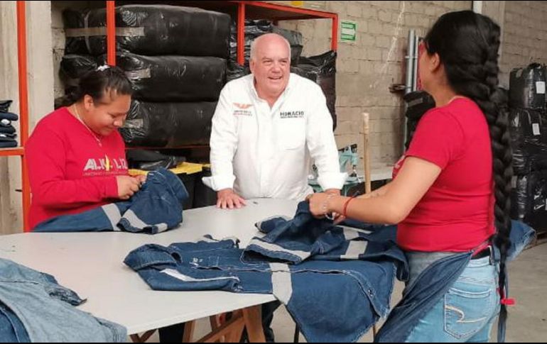 El aspirante emecista sostuvo un encuentro este martes con mujeres, trabajadoras de una fábrica de uniformes. ESPECIAL