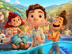 “Luca” es la historia del paso de la niñez a la adultez de un niño que vive un verano inolvidable repleto de gelato, pastas y viajes interminables en scooter.  ESPECIAL / Disney+