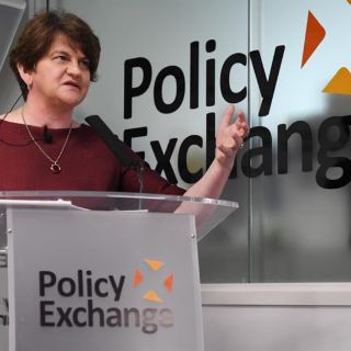 Víctima del Brexit, dimite Arlene Foster, primera ministra de Irlanda del Norte