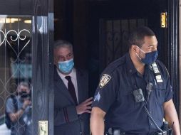 Un oficial de policía de la ciudad de Nueva York sale del edificio donde Rudy Giuliani, ex abogado del presidente Donald Trump, tiene un departamento. EFE/J. Lane