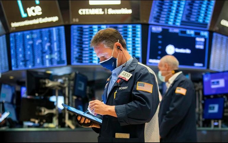 El parqué neoyorquino vivió otra sesión irregular que apostó por la cautela, pendiente de los resultados de Apple y Facebook, además de Ford. AP/C. Crow