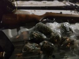 Además de diversas armas largas y cortas, se aseguraron 35 cartuchos de distintos calibres y 38 envoltorios con droga “crystal”, siete envoltorios con mariguana, cuatro bolsas más con cerca de dos kilogramos de “crystal” y tres chalecos balísticos. ESPECIAL