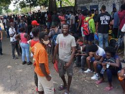 Cientos de personas de origen haitiano esperan frente a la Comisión Mexicana de Ayuda a Refugiados en la ciudad de Tapachula, Chiapas. EFE/J. Blanco