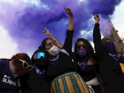 Integrantes de colectivos feministas festejan la aprobación de la Ley Olimpia hoy, en Ciudad de México. EFE/S. Gutiérrez