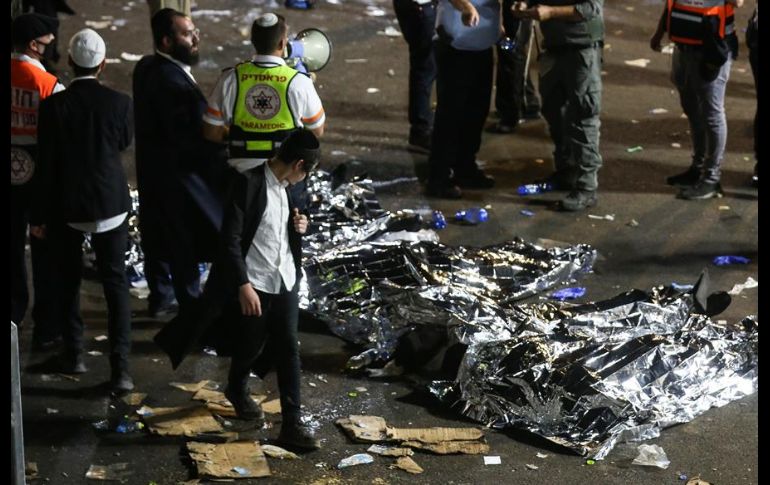 El Ejército israelí se desplazó para ayudar en la evacuación de heridos; la primeras fotografías muestran decenas de cuerpos cubiertos con mantas en el piso. EFE/D. Cohen