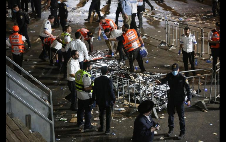 El Ejército israelí se desplazó para ayudar en la evacuación de heridos; la primeras fotografías muestran decenas de cuerpos cubiertos con mantas en el piso. EFE/D. Cohen
