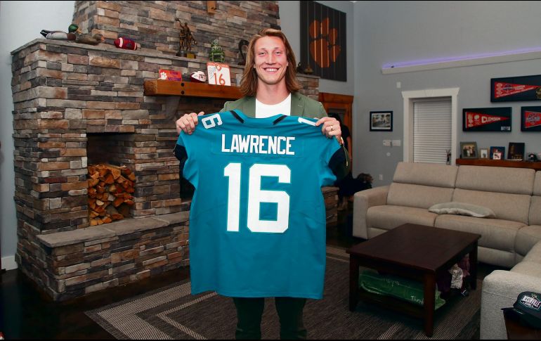 Trevor Lawrence, el nuevo quarterback de los Jaguars, no acudió a la sede del evento y su presentación se hizo por videollamada. AP/L. Bowles
