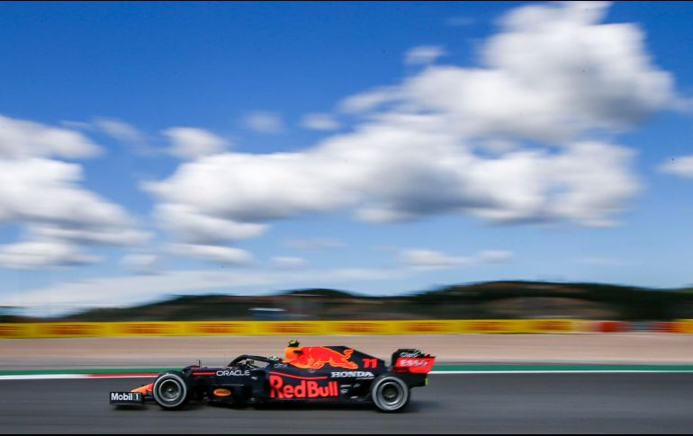 Bottas cubrió los cuatro mil 653 metros de la pista del Algarve en un minuto, 19 segundos y 648 centésimas, 25 menos que el holandés Max Verstappen y 198 sobre el mexicano Sergio Pérez (foto). EFE / J. Sena Goulao