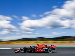 Bottas cubrió los cuatro mil 653 metros de la pista del Algarve en un minuto, 19 segundos y 648 centésimas, 25 menos que el holandés Max Verstappen y 198 sobre el mexicano Sergio Pérez (foto). EFE / J. Sena Goulao