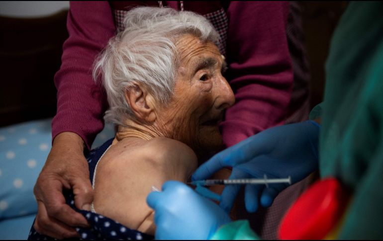 Desde comienzos de 2021 se ha registrado en Latinoamérica un incremento de la incidencia de COVID-19 en grupos de edad más jóvenes, en la medida de que la escasez de vacunas obliga a priorizar éstas en los mayores y los trabajadores sanitarios. AFP / M. Riopa