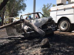 La camioneta se salió del camino y chocó contra un poste de luz, lo que provocó que cayeran varios cables sobre el chasis del vehículo. ESPECIAL