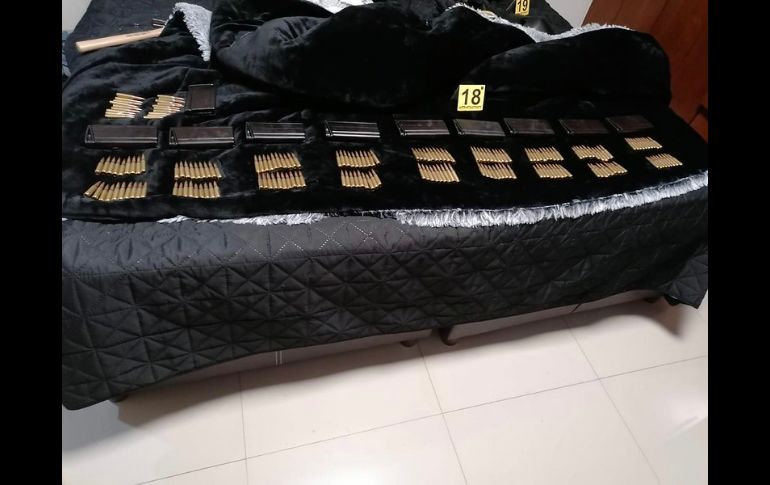 Autoridades realizaron las labores de registro en una casa de la calle Del Archiduque. ESPECIAL/Fiscalía de Jalisco