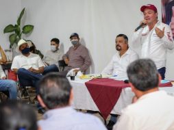 El candidato expuso sus propuestas ante los representantes del magisterio tlaquepaquense. ESPECIAL