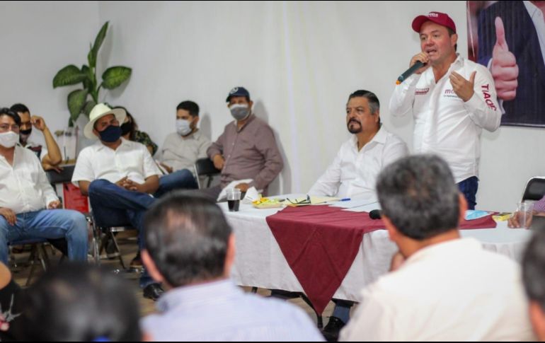 El candidato expuso sus propuestas ante los representantes del magisterio tlaquepaquense. ESPECIAL