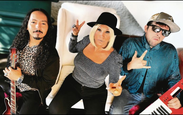 Laura León posa feliz con Tropikal Forever quienes rinden tributo a la “Reina del pop”. ESPECIAL