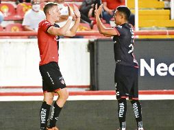 Julio Furch (izquierda) cerró la cuenta para concretar el triunfo de los Zorros. IMAGO7