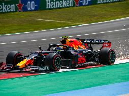 ''Checo'' Pérez arrancará detrás de Valtteri Bottas que consiguió la ''pole position'', y de Lewis Hamilton y Max Verstappen, quienes saldrán desde los sitios segundo y tercero. EFE / J. Sena Goulao