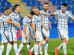 El Inter de Milán, que ganó 2-0 en la cancha del colista Crotone, dio un paso de gigante hacia su 19º título en la Serie A. AFP / G. Isolino