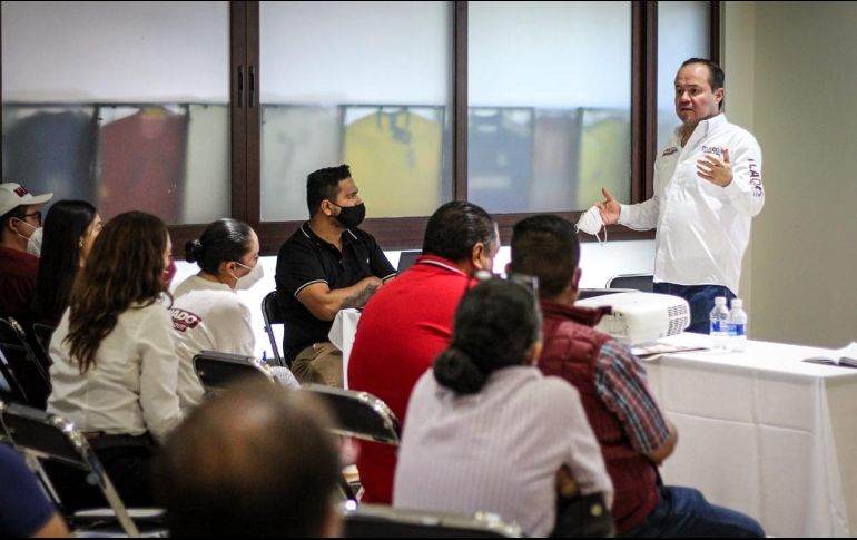 Alberto Maldonado y su equipo revisan el avance de los trabajos de su campaña en las diferentes colonias y comunidades de Tlaquepaque. ESPECIAL