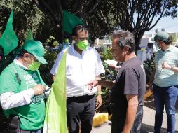 Cosío Gaona visitó junto a su equipo el tianguis de La Tuzanía, además hicieron presencia en cruceros y visitaron negocios y casas habitación. ESPECIAL