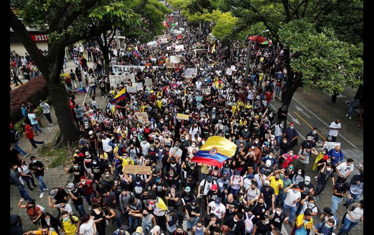 A pesar del ambiente festivo, en algunos barrios se vivieron momentos de tensión, con disparos de gas lacrimógeno y munición de la policía. EFE/L. Noriega