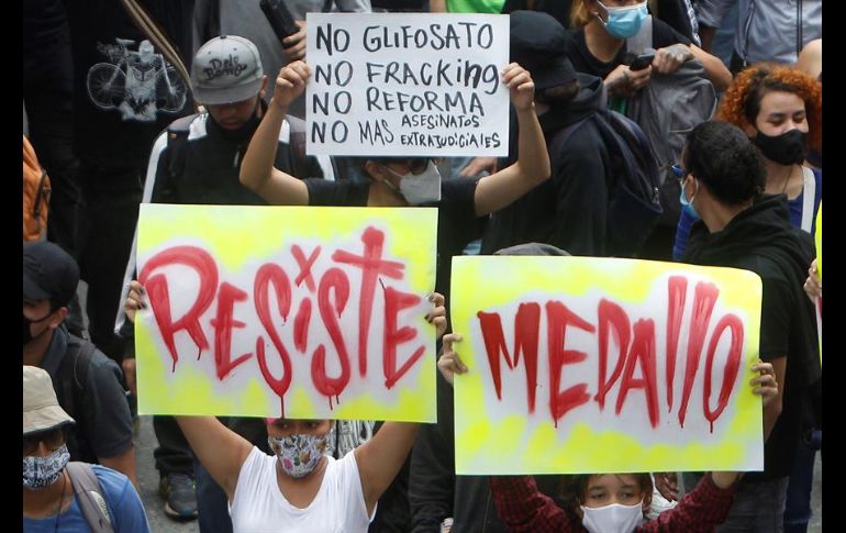 A pesar del ambiente festivo, en algunos barrios se vivieron momentos de tensión, con disparos de gas lacrimógeno y munición de la policía. EFE/L. Noriega