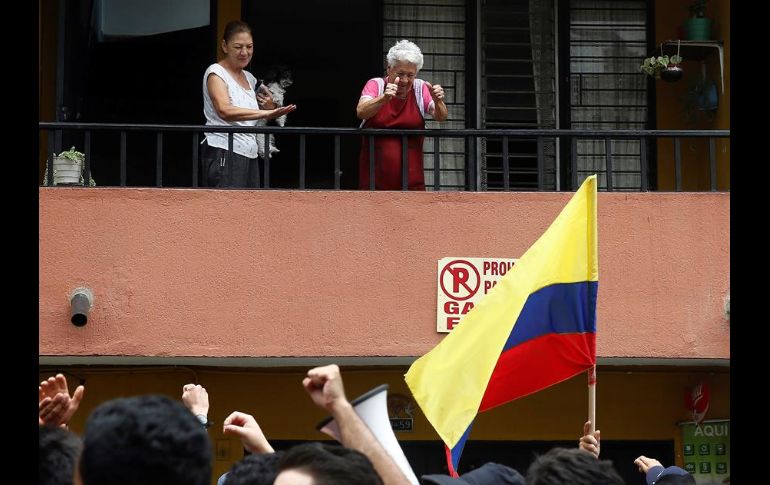 A pesar del ambiente festivo, en algunos barrios se vivieron momentos de tensión, con disparos de gas lacrimógeno y munición de la policía. EFE/L. Noriega