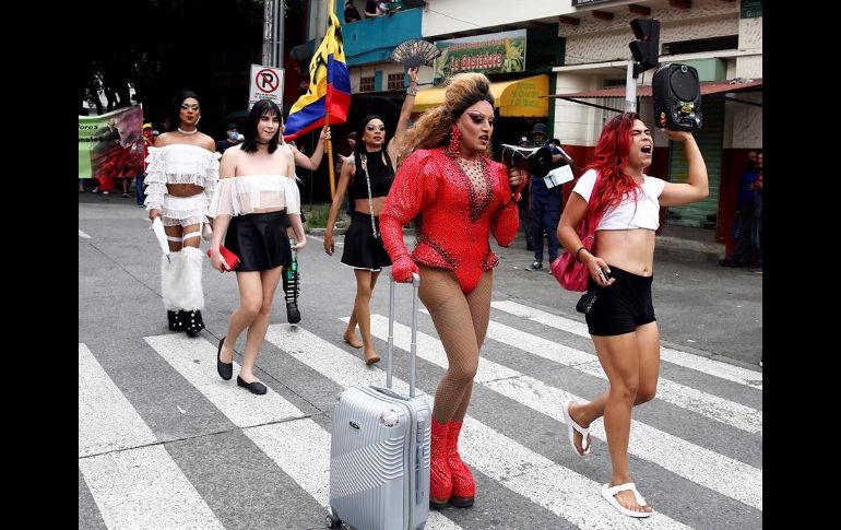 A pesar del ambiente festivo, en algunos barrios se vivieron momentos de tensión, con disparos de gas lacrimógeno y munición de la policía. EFE/L. Noriega