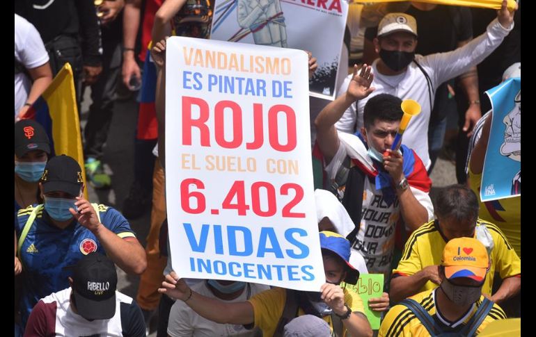 A pesar del ambiente festivo, en algunos barrios se vivieron momentos de tensión, con disparos de gas lacrimógeno y munición de la policía. EFE/L. Noriega