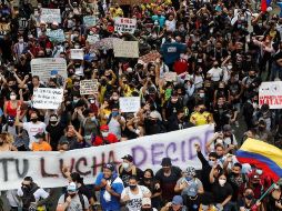 A pesar del ambiente festivo, en algunos barrios se vivieron momentos de tensión, con disparos de gas lacrimógeno y munición de la policía. EFE/L. Noriega