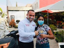 El candidato visitó este sábado la colonia Santa Cecilia. ESPECIAL