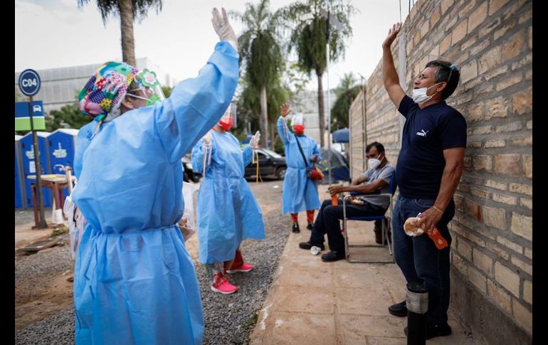 Entre bailes y bocadillos, los voluntarios de Fundación Doctor Payasonrisa también escuchan a los familiares de los pacientes y rezan con ellos. EFE/N. Aguilar