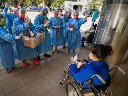 Entre bailes y bocadillos, los voluntarios de Fundación Doctor Payasonrisa también escuchan a los familiares de los pacientes y rezan con ellos. EFE/N. Aguilar