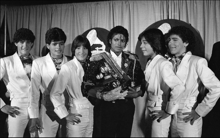 RECUERDO. Foto tomada en 1984 durante la entrega del premio Grammy a Michael Jackson; a la derecha de Jackson se ve Ray Reyes. AP