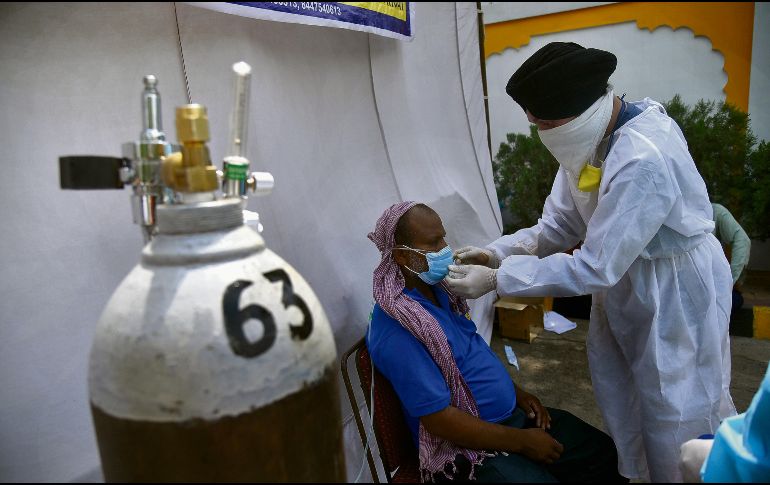 OXÍGENO. Para atender a los enfermos por COVID-19, la India acelera la producción de tanques para distribuirlos en las regiones con mayor incidencia de contagios.  EFE