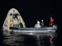 La cápsula Dragón desplegó sus paracaídas para caer al Golfo de México cerca de Panama City, Florida, justo antes de las tres de la madrugada. EFE / B. Ingalls