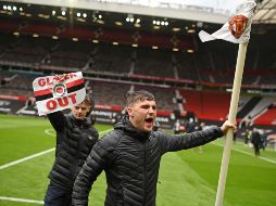 Unos 200 aficionados del United invadieron Old Trafford como forma de protesta por la gestión de los Glazer, los dueños del United. AFP / O. Scarff