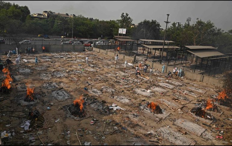 Piras de víctimas de COVID-19 se ven hoy en el campo de un crematorio en Nueva Delhi, India. AFP/T. Mustafa