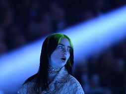 La cantante Billie Eilish se caracteriza por su vestimenta holgada y por el cabello bicolor que llevó mucho tiempo. AFP/ARCHIVO