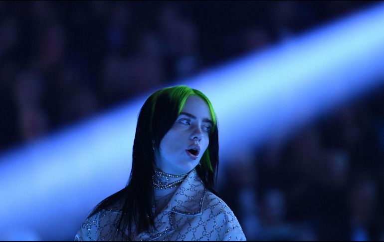 La cantante Billie Eilish se caracteriza por su vestimenta holgada y por el cabello bicolor que llevó mucho tiempo. AFP/ARCHIVO