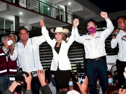 FAMILIA. Félix Salgado Macedonio y su hija Evelyn Salgado Pineda durante el registro a la candidatura al Gobierno de Guerrero. SUN