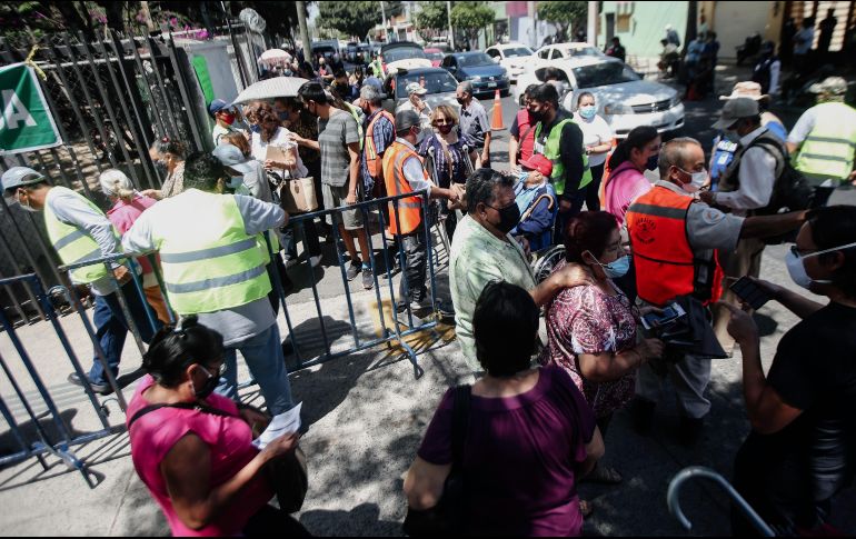 El gobernador pidió a los ciudadanos evitar aglomeraciones, y que la gente no acuda a dichos puntos una noche antes a formarse. EL INFORMADOR / ARCHIVO