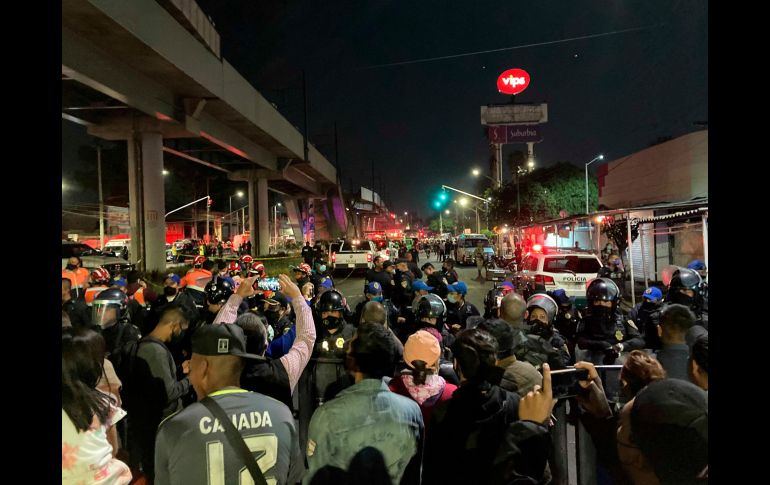 La zona en torno a la estación Olivos se llenó de ambulancias, rescatistas, camiones de bomberos, patrullas de la Guardia Nacional y gente en busca de sus familiares. AP/E. Castillo